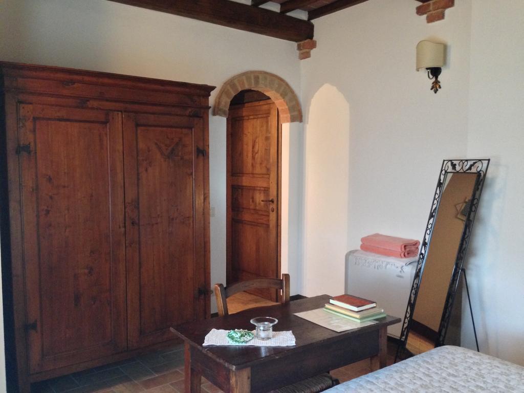 Kamer met Kingsize Bed en Uitzicht op het Zwembad